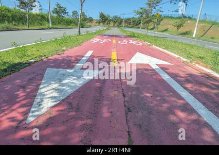 Campinas-sp,Brésil,mai 12,2023 piste cyclable avec de l'asphalte autour de vous, signes sur la piste cyclable un jour ensoleillé. Banque D'Images