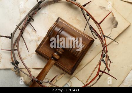 Juge Gavel , couronne d'épines et de vieilles feuilles de papier sur la table, à plat Banque D'Images