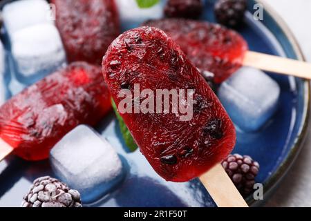 De délicieux glaçons blackberry, gros plan. Pop-sicle de fruits Banque D'Images