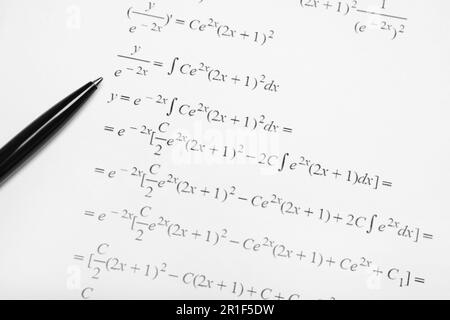 Feuille de papier avec formules mathématiques et stylo Banque D'Images