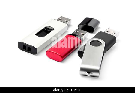 Différents lecteurs flash usb sur fond blanc Banque D'Images