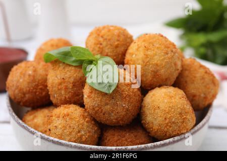 Bol de délicieuses boules de tofu frites au basilic, gros plan Banque D'Images