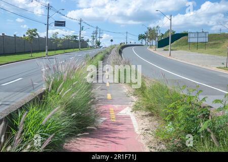 Campinas-sp,Brésil,mai 12,2023 piste cyclable entourée de végétation par une journée ensoleillée, concept de cyclisme, nature urbaine. Banque D'Images