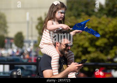 Liverpool - 13 mai 2023 - la finale du Concours Eurovision de la chanson 2023. Père et enfant avec drapeaux de l'UE dans la zone Arena pour la finale de l'Eurovis Banque D'Images