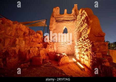 Les murs de la vieille ville de Diriyah sont illuminés la nuit, à Riyad, en Arabie Saoudite Banque D'Images