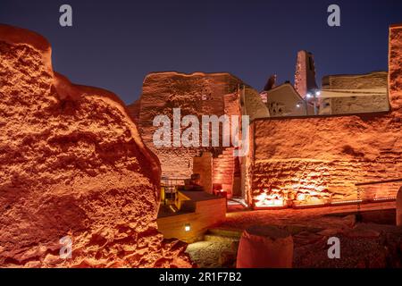 Les murs de la vieille ville de Diriyah sont illuminés la nuit, à Riyad, en Arabie Saoudite Banque D'Images