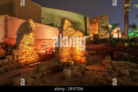 Les murs de la vieille ville de Diriyah sont illuminés la nuit, à Riyad, en Arabie Saoudite Banque D'Images