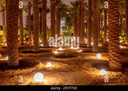 Les murs de la vieille ville de Diriyah sont illuminés la nuit, à Riyad, en Arabie Saoudite Banque D'Images