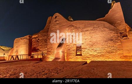 Les murs de la vieille ville de Diriyah sont illuminés la nuit, à Riyad, en Arabie Saoudite Banque D'Images