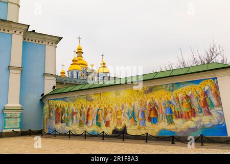 Europe de l'est, Ukraine, Kiev, Kiev. Cathédrale St Michael's. Monastère fonctionnel. Construit au Moyen-âge. Allée couverte extérieure. Banque D'Images