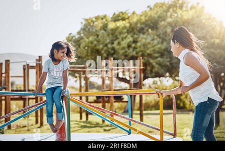 Maman avec sa fille au rond-point au parc, jouant avec le sourire et l'amusement en plein air. Amour, soin et liaison avec la famille heureuse dans la nature, la femme et Banque D'Images