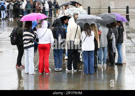 Londres, Royaume-Uni. 12th mai 2023. Les membres d'un abri public sous des parasols par temps humide dans le centre de Londres. Le bureau met prévoit que les températures à Londres atteindront 20 degrés Celsius samedi après la pluie, le tonnerre et l'éclairage cette semaine. (Photo par Steve Taylor/SOPA Images/Sipa USA) crédit: SIPA USA/Alay Live News Banque D'Images