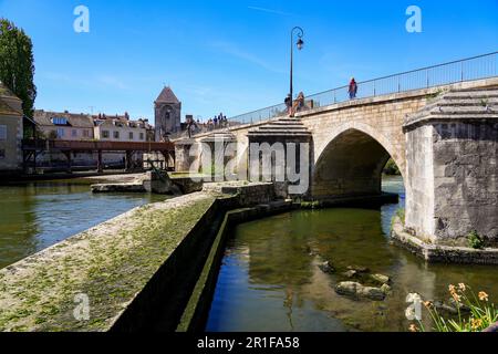 Pont en pierre enjambant la rivière Loing vers la tour de la porte de Bourgogne dans la ville médiévale de Moret-sur-Loing en Seine et Marne, France Banque D'Images