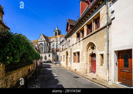 Ancienne rue menant à l'église notre-Dame de la Nativité dans l'ancienne ville médiévale fortifiée de Moret-sur-Loing en Seine et Marne, France Banque D'Images