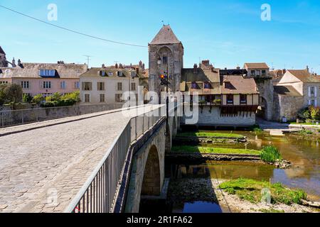 Pont en pierre enjambant la rivière Loing vers la tour de la porte de Bourgogne dans la ville médiévale de Moret-sur-Loing en Seine et Marne, France Banque D'Images