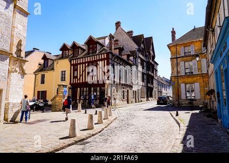 Maison à colombages dans une rue pavée de la ville médiévale de Moret-sur-Loing en Seine et Marne, France Banque D'Images