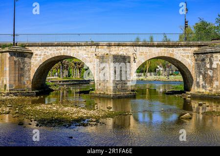 Arches du pont en pierre enjambant le Loing dans la ville médiévale de Moret-sur-Loing en Seine et Marne, France Banque D'Images