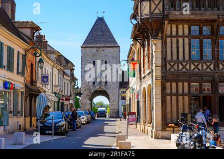 Bâtiment à colombages en face de la porte de Samois (porte des Samois) Tour fortifiée dans les anciens murs de la ville médiévale de Moret-sur-Loing in Banque D'Images