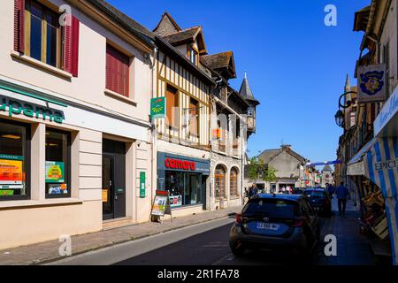 Bâtiment à colombages dans la ville médiévale de Moret-sur-Loing en Seine et Marne, France Banque D'Images