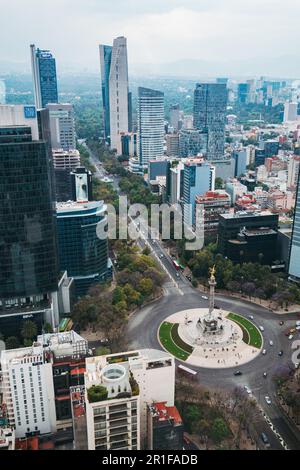 Vue aérienne de la statue de l'Ange de l'indépendance sur Av. Paseo de la Reforma à Mexico, Mexique Banque D'Images