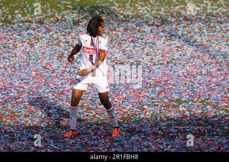 Orléans, France. 13th mai 2023. Le Wendie Renard d'OL célèbre après la finale de la coupe française des femmes 2022-2023 entre Paris Saint-Germain et l'Olympique Lyonnais (OL) à Orléans, France, 13 mai 2023. Credit: Gao Jing/Xinhua/Alamy Live News Banque D'Images