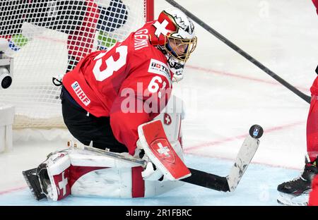 Riga, Lettonie. 13th mai 2023. Le gardien de but de la Suisse Leonardo Genoni tente de faire une économie lors du match du Groupe B entre la Slovénie et la Suisse au Championnat du monde de hockey sur glace 2023 de l'IIHF à Riga, en Lettonie, au 13 mai 2023. Crédit: Edijs Palens/Xinhua/Alamy Live News Banque D'Images