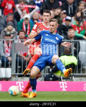 Munich, Allemagne. 13th mai 2023. Benjamin Pavard (L) du Bayern Munich rivalise avec Sebastian Polter de Schalke 04 lors du match de football allemand de la première division Bundesliga à Munich, Allemagne, 13 mai 2023. Credit: Philippe Ruiz/Xinhua/Alay Live News Banque D'Images