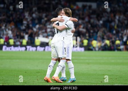 Madrid, Espagne. 13th mai 2023. Lucas Vazquez (L) et Luka Modric du Real Madrid célèbrent le match de football espagnol de la Liga à Madrid, Espagne, 13 mai 2023. Credit: Gustavo Valiente/Xinhua/Alamy Live News Banque D'Images