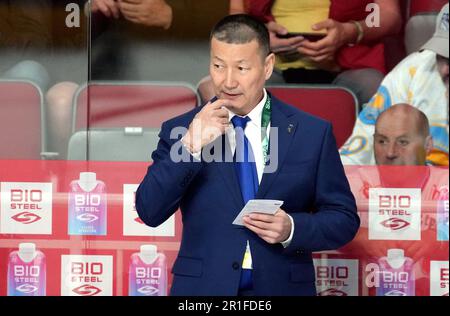 Riga, Lettonie. 13th mai 2023. L'entraîneur-chef du Kazakhstan, Galym Mambetaliev, réagit lors du match du groupe B entre la Norvège et le Kazakhstan lors du Championnat du monde de hockey sur glace 2023 de l'IIHF à Riga, en Lettonie, au 13 mai 2023. Crédit: Edijs Palens/Xinhua/Alamy Live News Banque D'Images