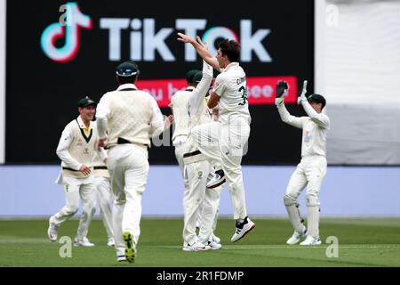 Melbourne, Australie, 26 décembre 2021. MELBOURNE, AUSTRALIE - 26 DÉCEMBRE : l'Australie célèbre le cricket de Zak Crawley, en Angleterre, lors du match d'essai du lendemain de Noël de la série Ashes entre l'Australie et l'Angleterre au Melbourne Cricket Ground sur 26 décembre 2021, à Melbourne, en Australie. (Photo de Dave Hewitt/Speed Media) crédit : Dave Hewitt/Speed Media/Alamy Live News/Alamy Live News Banque D'Images