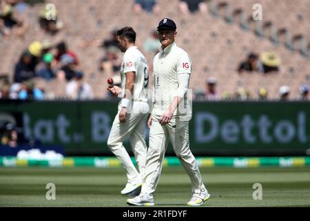 Melbourne, Australie, 27 décembre 2021. MELBOURNE, AUSTRALIE - 27 DÉCEMBRE : Ben Stokes, d'Angleterre, se penche sur le match d'essai du lendemain de Noël dans la série Ashes entre l'Australie et l'Angleterre au Melbourne Cricket Ground sur 27 décembre 2021, à Melbourne, en Australie. (Photo de Dave Hewitt/Speed Media) crédit : Dave Hewitt/Speed Media/Alamy Live News/Alamy Live News Banque D'Images