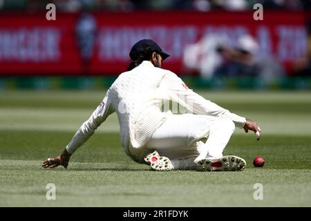 Melbourne, Australie, 27 décembre 2021. MELBOURNE, AUSTRALIE - DÉCEMBRE 27 : Haseeb Hameed, d'Angleterre, fait le bal lors du match d'essai du lendemain de Noël dans la série Ashes entre l'Australie et l'Angleterre au Melbourne Cricket Ground, sur 27 décembre 2021, à Melbourne, en Australie. (Photo de Dave Hewitt/Speed Media) crédit : Dave Hewitt/Speed Media/Alamy Live News/Alamy Live News Banque D'Images