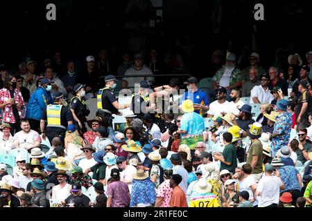 Melbourne, Australie, 27 décembre 2021. MELBOURNE, AUSTRALIE - 27 DÉCEMBRE : la police a arrêté un homme dans la foule pendant le match d'essai du lendemain de Noël dans la série Ashes entre l'Australie et l'Angleterre au Melbourne Cricket Ground sur 27 décembre 2021 à Melbourne, en Australie. (Photo de Dave Hewitt/Speed Media) crédit : Dave Hewitt/Speed Media/Alamy Live News/Alamy Live News Banque D'Images