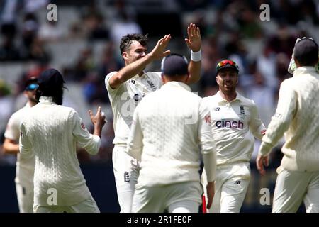 Melbourne, Australie, 27 décembre 2021. MELBOURNE, AUSTRALIE - 27 DÉCEMBRE : James Anderson, d'Angleterre, célèbre le cricket de Marcus Harris, d'Australie, lors du match d'essai du lendemain de Noël dans la série Ashes entre l'Australie et l'Angleterre, au Melbourne Cricket Ground, à 27 décembre 2021, à Melbourne, en Australie. (Photo de Dave Hewitt/Speed Media) crédit : Dave Hewitt/Speed Media/Alamy Live News/Alamy Live News Banque D'Images