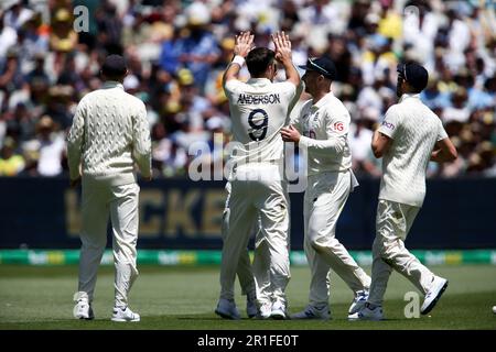 Melbourne, Australie, 27 décembre 2021. MELBOURNE, AUSTRALIE - 27 DÉCEMBRE : James Anderson, d'Angleterre, célèbre le bowling de Steve Smith, d'Australie, lors du match d'essai du lendemain de Noël dans la série Ashes entre l'Australie et l'Angleterre au Melbourne Cricket Ground sur 27 décembre 2021, à Melbourne, en Australie. (Photo de Dave Hewitt/Speed Media) crédit : Dave Hewitt/Speed Media/Alamy Live News/Alamy Live News Banque D'Images