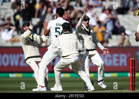 Melbourne, Australie, 27 décembre 2021. MELBOURNE, AUSTRALIE - 27 DÉCEMBRE : l'Australie célèbre le cricket de Zak Crawley, en Angleterre, lors du match d'essai du lendemain de Noël de la série Ashes entre l'Australie et l'Angleterre au Melbourne Cricket Ground sur 27 décembre 2021, à Melbourne, en Australie. (Photo de Dave Hewitt/Speed Media) crédit : Dave Hewitt/Speed Media/Alamy Live News/Alamy Live News Banque D'Images