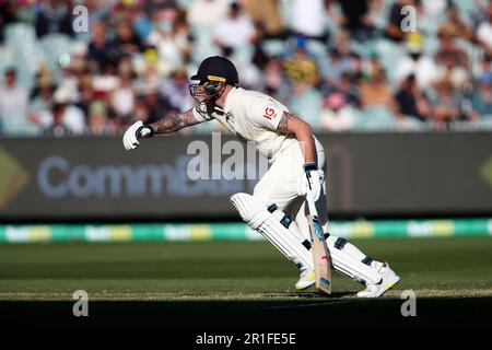 Melbourne, Australie, 27 décembre 2021. MELBOURNE, AUSTRALIE - 27 DÉCEMBRE : Ben Stokes, d'Angleterre, se déroule pendant le match d'essai du lendemain de Noël dans la série Ashes entre l'Australie et l'Angleterre au Melbourne Cricket Ground, sur 27 décembre 2021, à Melbourne, en Australie. (Photo de Dave Hewitt/Speed Media) crédit : Dave Hewitt/Speed Media/Alamy Live News/Alamy Live News Banque D'Images