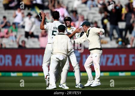 Melbourne, Australie, 27 décembre 2021. MELBOURNE, AUSTRALIE - 27 DÉCEMBRE : l'Australie célèbre le cricket de Zak Crawley, en Angleterre, lors du match d'essai du lendemain de Noël de la série Ashes entre l'Australie et l'Angleterre au Melbourne Cricket Ground sur 27 décembre 2021, à Melbourne, en Australie. (Photo de Dave Hewitt/Speed Media) crédit : Dave Hewitt/Speed Media/Alamy Live News/Alamy Live News Banque D'Images