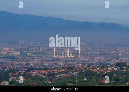 Tanjungsari, Java-Ouest, Indonésie. 14th mai 2023. Vue sur le paysage de la Grande Mosquée Al Jabbar vue depuis le Mont Batu Tanjungari, Régence de Sumedang. Le mont Batu Tanjungari est l'une des destinations touristiques pour les gens qui passent le week-end avec leurs familles. (Credit image: © Algi Febri Sugita/ZUMA Press Wire) USAGE ÉDITORIAL SEULEMENT! Non destiné À un usage commercial ! Banque D'Images