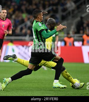 Milan, Italie. 13th mai 2023. Le Romelu Lukaku du FC Inter (arrière) tire pour marquer un match de football entre le FC Inter et Sassuolo à Milan, Italie, 13 mai 2023. Crédit: Alberto Lingria/Xinhua/Alay Live News Banque D'Images