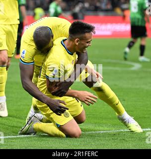 Milan, Italie. 13th mai 2023. Lautaro Martinez (R) du FC Inter célèbre son but avec Romelu Lukaku lors d'un match de football entre le FC Inter et Sassuolo à Milan, Italie, 13 mai 2023. Crédit: Alberto Lingria/Xinhua/Alay Live News Banque D'Images