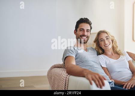 Sourire, portrait ou couple heureux à la maison avec confiance, engagement ou loyauté ensemble de liaison ou sourire. Le bien-être, les amoureux ou la femme aiment le temps de qualité Banque D'Images