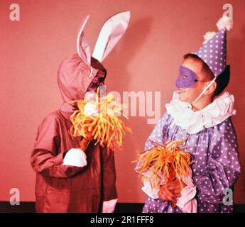 Deux jeunes garçons vêtus de costumes pour halloween ca. 1961 Banque D'Images