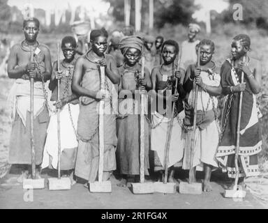 Photo archivistique : les femmes condamnés travaillant sur la route, Dar es Salaam, Tanzanie ca. 1910s Banque D'Images