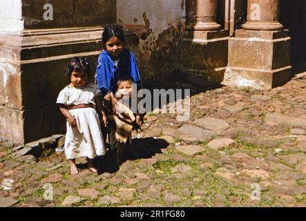 Trois jeunes enfants pauvres au Mexique (r) ca. 1950-1955 Banque D'Images
