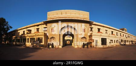 Porte d'entrée du complexe City Palace, Jaipur, Rajasthan, Inde Banque D'Images