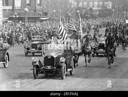 Photo archivistique: Le président Coolidge et d'autres personnes qui sont à bord d'une voiture pendant le défilé inaugural ca. 1925 Banque D'Images