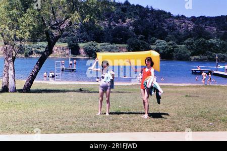 Deux jeunes femmes qui profitent d'une journée de plaisir au lac Austin, au Texas. 1959 Banque D'Images