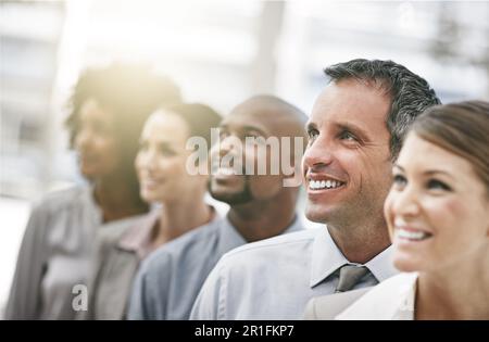Les gens d'affaires, rêvent et l'avenir avec l'équipe et la diversité, avec la collaboration et l'entreprise à propos de nous. Personnel ensemble, visage et mission de l'entreprise Banque D'Images