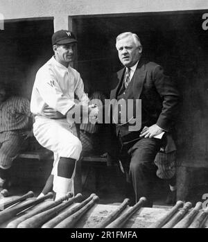 Photo archivistique : Stanley Harris, directeur de l'équipe de Washington, et John McGraw, directeur des New York Giants, shake Hands vs. 1924 Banque D'Images